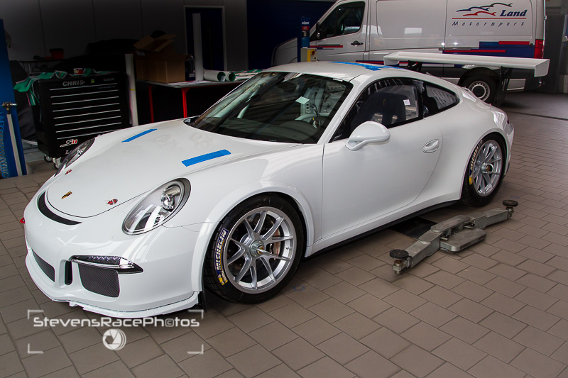 Saisonstart: Porsche 991 Cup 2015 - Beklebung eines Rennfahrzeugs